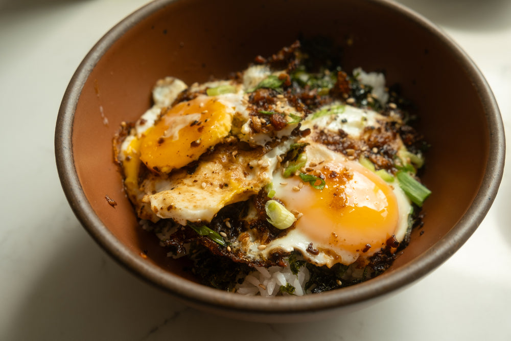 HOT GARLIC EGGS WITH RICE AND SEASONED NORI